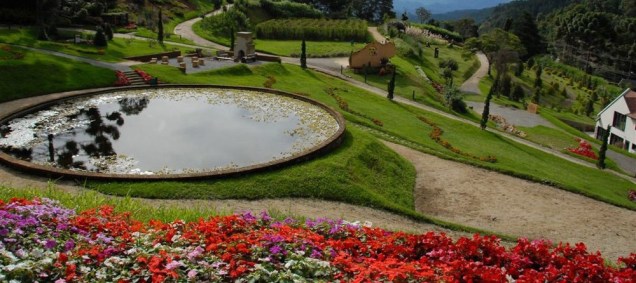 Os jardins do Parque Amantikir são bem-cuidados e proporcionam um passeio agradável em meio à natureza Os jardins do Parque Amantikir são bem-cuidados e proporcionam um passeio agradável em meio à natureza