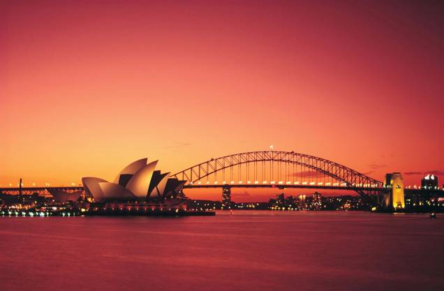 Entardecer em Sydney, com o Opera House à esquerda e a Harbour Bridge ao centro