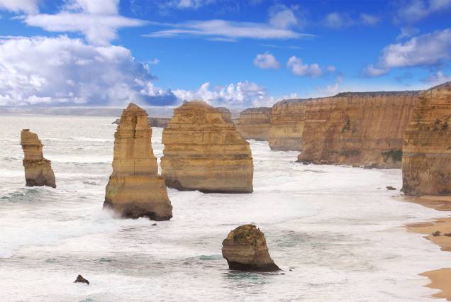 Os Doze Apóstolos, às margens do Great Ocean Road, sofre incessante ação erosiva do oceano Os Doze Apóstolos, às margens do Great Ocean Road, sofre incessante ação erosiva do oceano