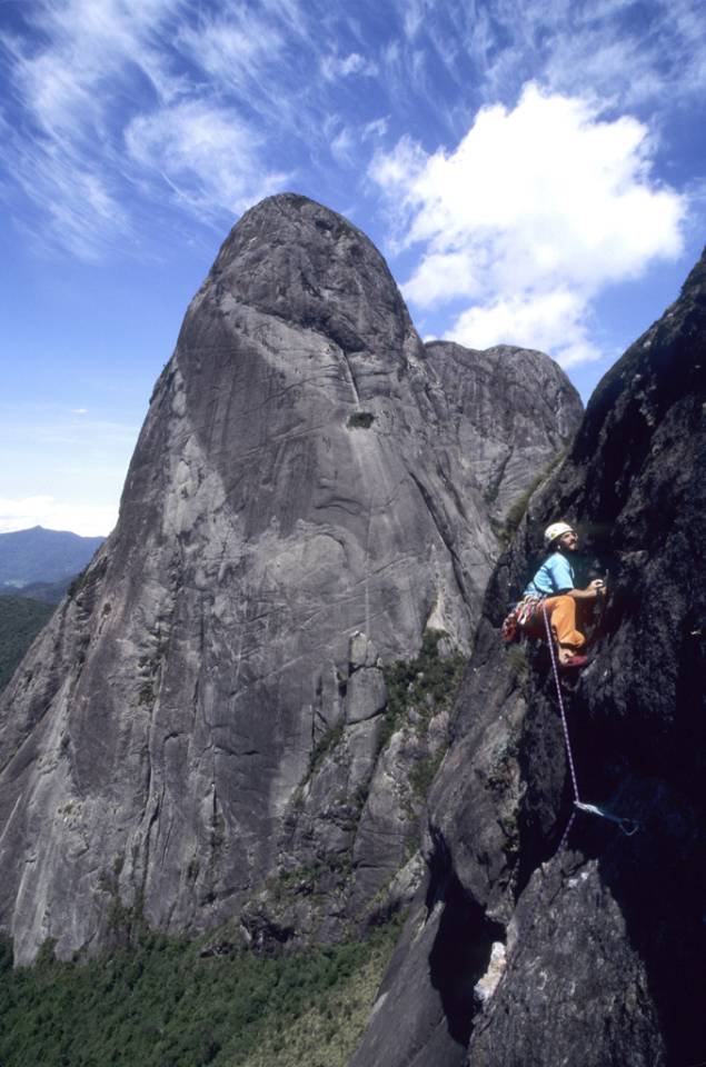 Alpinista escalando os três picos, entre Teresópolis e Friburgo