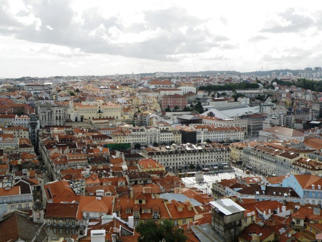 O Elevador de Santa Justa leva a um terraço de onde se tem uma vista panorâmica do Bairro Alto e Chiado O Elevador de Santa Justa leva a um terraço de onde se tem uma vista panorâmica do Bairro Alto e Chiado