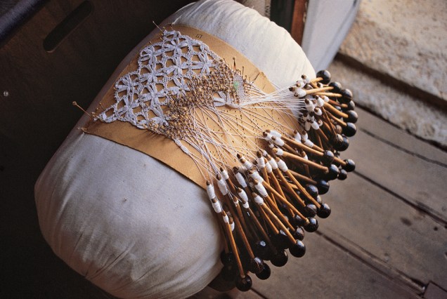 As Rendas de Bilro são famosas em Parnaíba, as rendeiras produzem e comercializam caminhos de mesa, panos de bandeja, regatas e saias