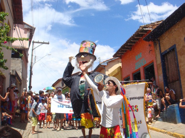 No Carnaval de Paraitinga, os cordões seguem os bonecos gigantes de João Paulino e Maria Angu, personagens tradicionais da região