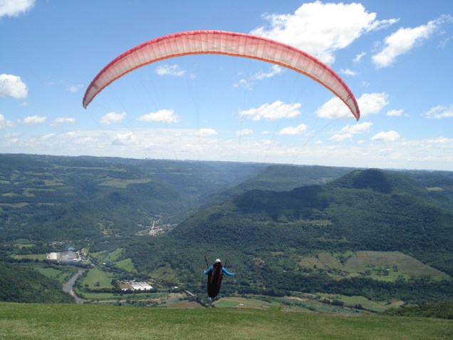 Os corajosos podem se aventurar num voo de paraglider que parte do Ninho das Águias