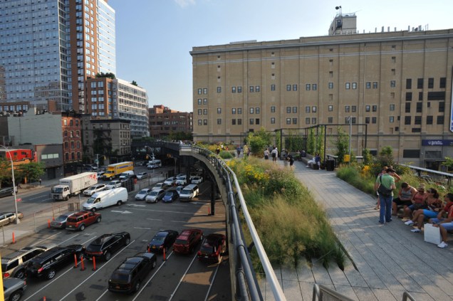 O parque High Line, construído sobre uma antiga linha de trem desativada, no lado oeste da ilha de Manhattan