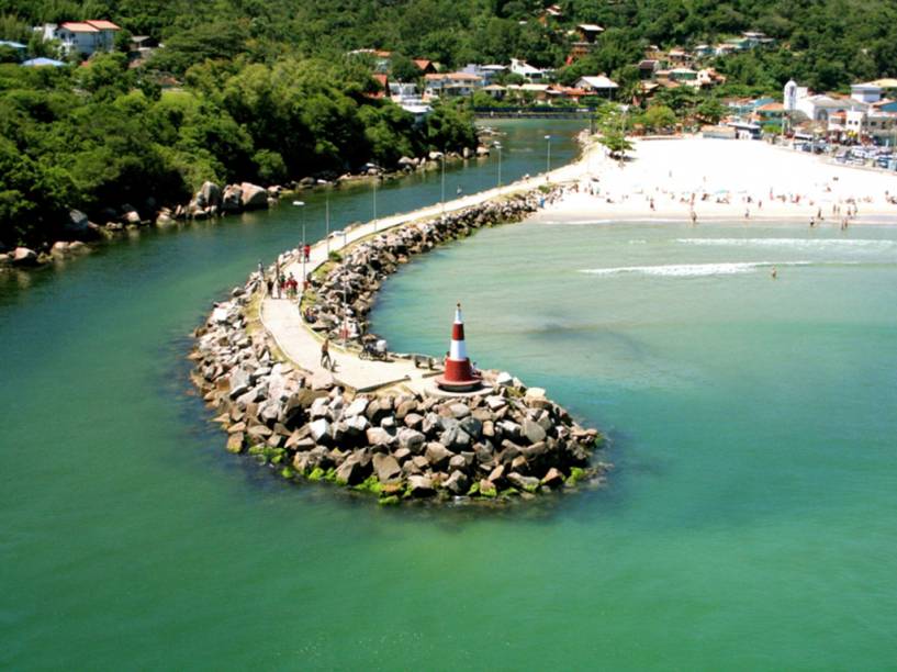 Urbanizada e movimentada, a Praia da Barra da Lagoa tem bares e restaurantes populares e um importante núcleo pesqueiro