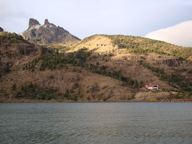 O passeio dos Sete Lagos é uma estrada de 80 quilômetros entre  Villa La Angostura e San Martín de Los Andes, nos arredores de Bariloche