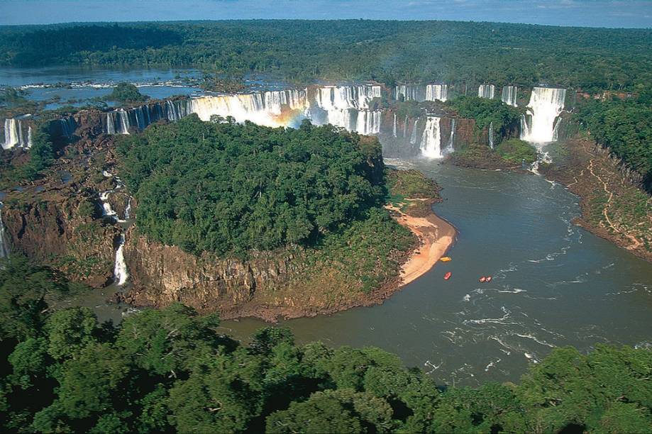 Vista aérea das Cataratas do Iguaçu. 275 quedas dágua compõem o cenário na fronteira entre Brasil e Argentina