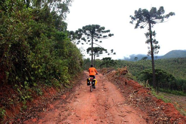 Este é um caminho mais curto que também passa pela Mantiqueira. A travessia tem 100 km, dura dois dias e se restringe aos municípios de <a href="https://viajeaqui.abril.com.br/cidades/br-mg-baependi" target="_blank">Baependi</a>, <a href="https://viajeaqui.abril.com.br/cidades/br-mg-caxambu" target="_blank">Caxambu</a>, <a href="https://viajeaqui.abril.com.br/cidades/br-mg-aiuruoca" target="_blank">Aiuruoca</a> e Vale do Matutu. São trilhas de mata fechada, estradas de terra e belas paisagens Este é um caminho mais curto que também passa pela Mantiqueira. A travessia tem 100 km, dura dois dias e se restringe aos municípios de <a href="https://viajeaqui.abril.com.br/cidades/br-mg-baependi" target="_blank">Baependi</a>, <a href="https://viajeaqui.abril.com.br/cidades/br-mg-caxambu" target="_blank">Caxambu</a>, <a href="https://viajeaqui.abril.com.br/cidades/br-mg-aiuruoca" target="_blank">Aiuruoca</a> e Vale do Matutu. São trilhas de mata fechada, estradas de terra e belas paisagens