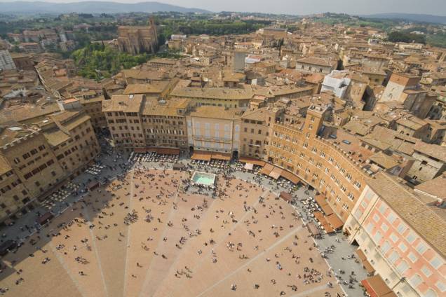 Vista aérea da medieval Piazza del Campo, em <a href="http://viajeaqui.abril.com.br/cidades/italia-siena" rel="Siena">Siena</a>, que é palco da mais antiga corrida de cavalos do mundo, o Palio