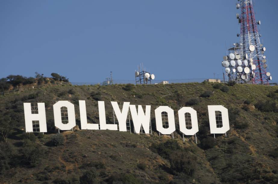 O icônico letreiro nas colinas de Hollywood foi erguido em 1923 como uma propaganda para um empreendimento imobiliário. Cada letra mede 15 metros de altura