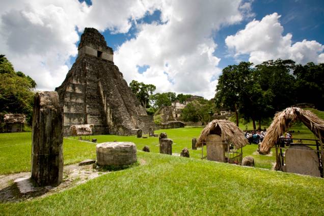As <a href="http://viajeaqui.abril.com.br/estabelecimentos/guatemala-cidade-da-guatemala-atracao-parque-nacional-tikal" rel="ruínas maias de Tikal" target="_blank">ruínas maias de Tikal</a> são um dos maiores legados arquitetônicos e culturais dos povos pré-colombianos da <a href="http://viajeaqui.abril.com.br/continentes/america-central" rel="América Central" target="_blank">América Central</a>. Patrimônio da Humanidade pela Unesco, eles atraem dezenas de milhares de turistas à <a href="http://viajeaqui.abril.com.br/paises/guatemala" rel="Guatemala" target="_blank">Guatemala</a>