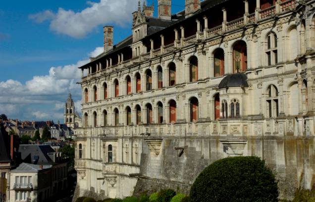 Com um saguão gótico do século 13, o Castelo de Blois foi transformado em um palácio renascentista por Luís 12 no século 16. Cheio de aposentos secretos e a magnífica escada octogonal de Francisco I, hoje o château abriga dois museus, um dedicado às artes decorativas e outro à arqueologia
