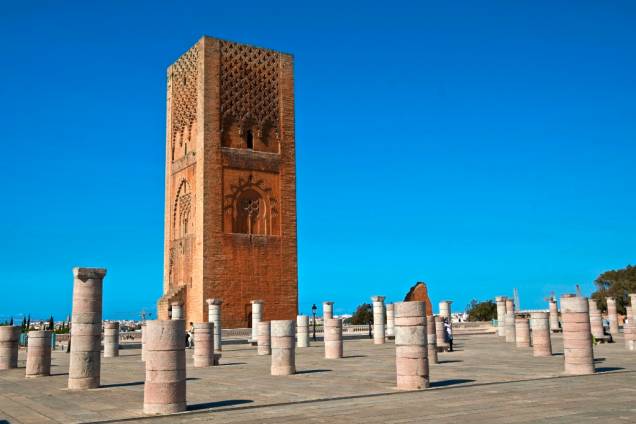 A torre Hassan foi iniciada em 1195 para ser o maior minarete do mundo, mas os trabalhos foram interrompidos com a morte do sultão Yakub I. Todo o resto da mesquita também manteve-se incompleto, hoje restando algumas paredes e centenas de colunas, que dão uma ideia da dimensão do complexo