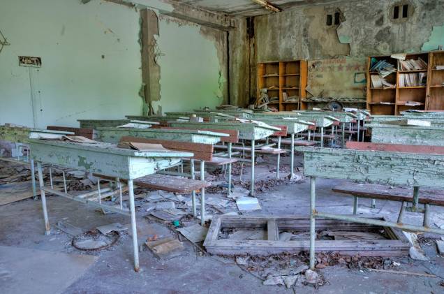 Mesas e cadeiras de uma sala de aula de escola