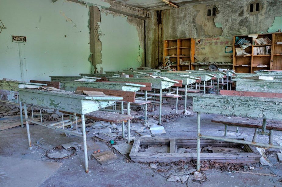 Mesas e cadeiras de uma sala de aula de escola