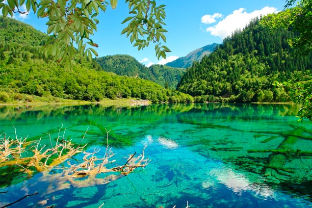 O belíssimo vale de Jiuzhaigou, na província de Sichuan, é um elaborado conjunto de lagos, cachoeiras, rios e montanhas descrevendo uma incrível alegoria de cores. Reserva da biosfera e patrimônio da humanidade, seu refinado ecossistema e incríveis paisagens já foram cenário de diversos filmes