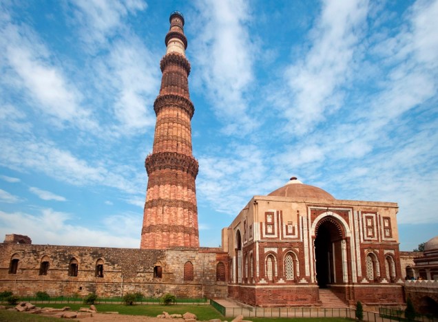 Com 72 metros de altura, Qutb Minar é o mais alto minarete da Índia. Construído no século 13, foi designado como patrimônio da humanidade pela Unesco em 1993