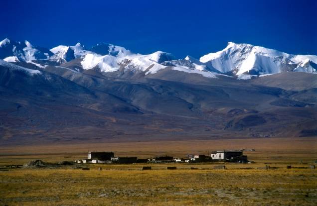 Os Himalaias são a mais alta cadeia de montanhas do planeta, abrigando picos célebres como o Lhotse, o Everest e o Kanchenjunga. Suas alturas extremas e enorme extensão afetam o clima de seus dois lados, úmido e com grandes florestas ao sul e seco e repleto de pradarias ao norte, como estas no Tibete