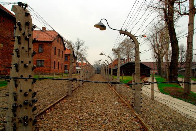 <strong><a href="http://viajeaqui.abril.com.br/cidades/polonia-auschwitz-oswiecim" rel="Auschwitz" target="_blank">Auschwitz</a>, <a href="http://viajeaqui.abril.com.br/paises/polonia" rel="Polônia" target="_blank">Polônia</a></strong>                                    Os campos de concentração de Auschwitz são considerados como o maior símbolo dos horrores do Holocausto. Ao todo, cerca de 1,5 milhão de pessoas foram mortas, entre judeus, ciganos e prisioneiros soviéticos dizimados em câmaras de gás ou em decorrência de doenças, fome, trabalhos forçados, execuções e até experiências científicas desumanas. Para construir o grande complexo, os nazistas destruíram a pequena vila de Birkenau ("floresta de bétulas", em protuguês), erguendo diversos alojamentos que abrigavam prisioneiros capturados de diferentes lugares da Europa. Hoje em dia, o lugar tornou-se um museu e é listado como Patrimônio Cultural da Humanidade pela Unesco. O passeio, apesar de triste, atrai o olhares de turistas curiosos em busca da preservação de objetos pertencentes a homens, mulheres e crianças que passaram pelo local, além de circular pelos seus antigos alojamentos. Por aqui, é possível ver até mesmo mechas de cabelos cortadas de prisioneiros que, posteriormente, seriam executados nas câmaras