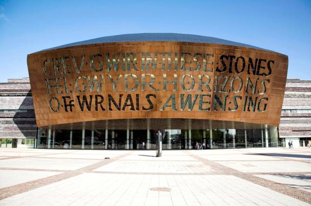 Um dos novos cartões-postais do País de Gales, o Wales Millenium Center, é um grande complexo de arte e cultura que recebe shows, mostras e festivais, além de jogos de futebol e rugby