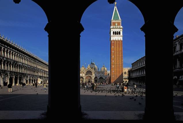Piazza San Marco, o coração político, cívico e religioso de Veneza, com a catedral e a campanilha dominando o amplo espaço