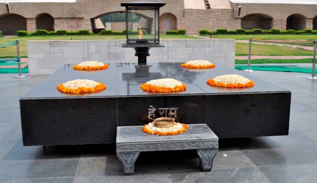 Raja Ghat, um memorial a Mahatma Gandhi, em Nova Délhi, é um local popular de visita entre turistas estrangeiros e indianos. A inscrição em hindi são as últimas palavras de Gandhi: "oh, Deus!" Raja Ghat, um memorial a Mahatma Gandhi, em Nova Délhi, é um local popular de visita entre turistas estrangeiros e indianos. A inscrição em hindi são as últimas palavras de Gandhi: "oh, Deus!"