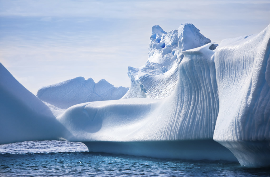 Icebergs com tons variados de azul podem ser vistos às centenas na Antártida