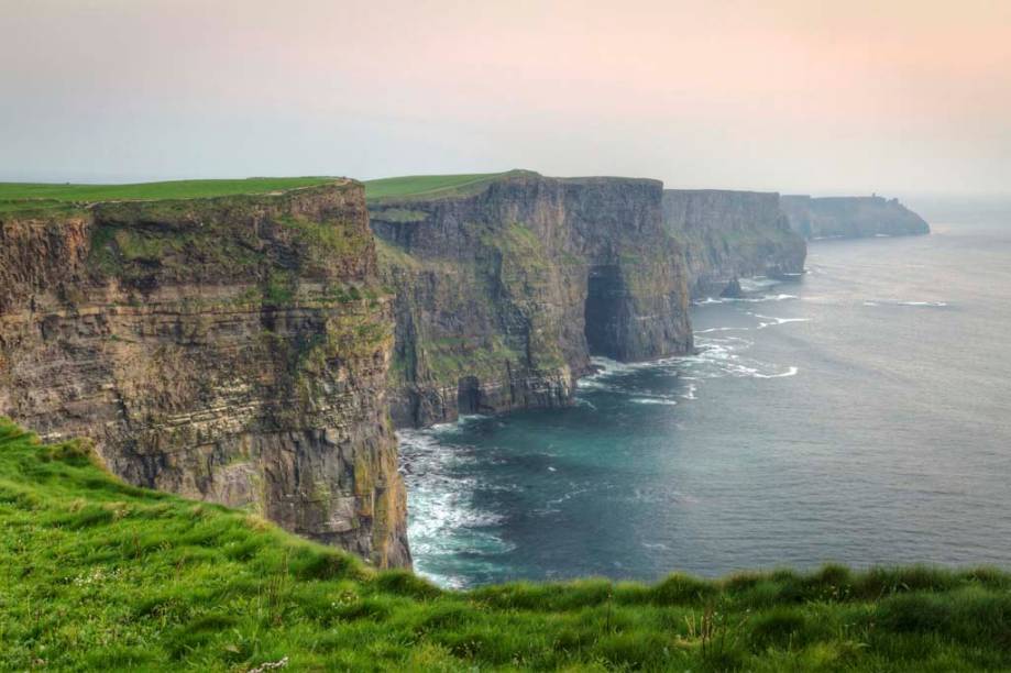Os paredões das Falésias de Moher de mais de 230 metros de altura, esculpidos pelo Oceano Atlântico, se estendem por mais de 8 quilômetros na costa da Irlanda. Olocal é uma reserva para aves marinhas Os paredões das Falésias de Moher de mais de 230 metros de altura, esculpidos pelo Oceano Atlântico, se estendem por mais de 8 quilômetros na costa da Irlanda. Olocal é uma reserva para aves marinhas