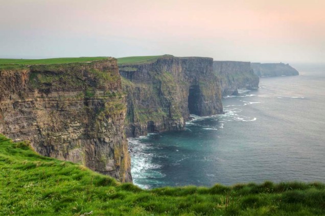 Os paredões das Falésias de Moher de mais de 230 metros de altura, esculpidos pelo Oceano Atlântico, se estendem por mais de 8 quilômetros na costa da Irlanda. Olocal é uma reserva para aves marinhas