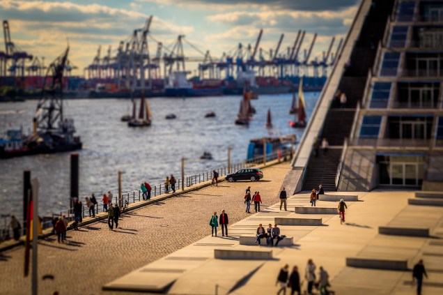 O porto de Hamburgo é ponto agitado na cidade