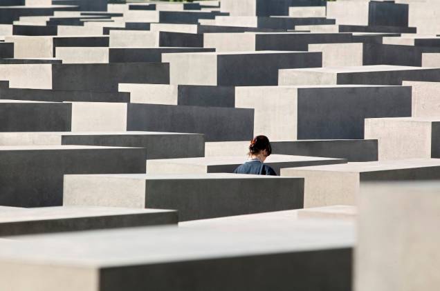 Entre o Portão de Brandemburgo e a Potsdamer Platz está o o Memorial aos Judeus Mortos na Europa, também conhecido como Memorial ao Holocausto