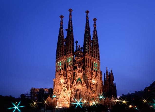 O cruzeiro inclui excursões em Barcelona, como a visita à Sagrada Família de Gaudí O cruzeiro inclui excursões em Barcelona, como a visita à Sagrada Família de Gaudí