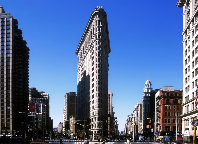 O <a href="https://viajeaqui.abril.com.br/estabelecimentos/estados-unidos-nova-york-atracao-flatiron-building" rel="Edifício Flatiron" target="_blank">Edifício Flatiron</a>, em <a href="https://viajeaqui.abril.com.br/cidades/estados-unidos-nova-york" rel="Nova York" target="_blank">Nova York</a>, foi um dos primeiros arranha-céus dos Estados Unidos