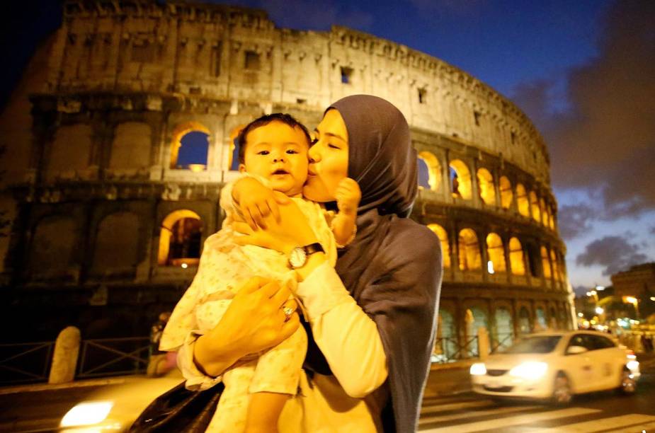O projeto não consiste em apenas fotografar casais e familiares; Lehmann também conta um pouco da história de seus personagens fotografados. Na foto acima, por exemplo, ele estava caminhando à noite perto do Coliseu, em Roma, quando viu uma mulher afegã, Hanifa Jafari, e seu filho, Erum Jafari - e aproveitou para fotografar os dois O projeto não consiste em apenas fotografar casais e familiares; Lehmann também conta um pouco da história de seus personagens fotografados. Na foto acima, por exemplo, ele estava caminhando à noite perto do Coliseu, em Roma, quando viu uma mulher afegã, Hanifa Jafari, e seu filho, Erum Jafari - e aproveitou para fotografar os dois