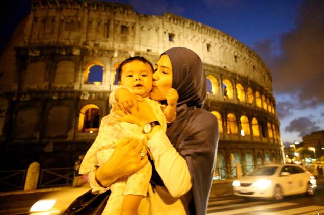 O projeto não consiste em apenas fotografar casais e familiares; Lehmann também conta um pouco da história de seus personagens fotografados. Na foto acima, por exemplo, ele estava caminhando à noite perto do Coliseu, em Roma, quando viu uma mulher afegã, Hanifa Jafari, e seu filho, Erum Jafari - e aproveitou para fotografar os dois O projeto não consiste em apenas fotografar casais e familiares; Lehmann também conta um pouco da história de seus personagens fotografados. Na foto acima, por exemplo, ele estava caminhando à noite perto do Coliseu, em Roma, quando viu uma mulher afegã, Hanifa Jafari, e seu filho, Erum Jafari - e aproveitou para fotografar os dois