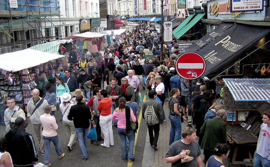 <strong>6. <a href="http://www.portobelloroad.co.uk/" rel="Feira de Portobello Road" target="_blank">Feira de Portobello Road</a></strong>Uma das mais famosas feiras do mundo, Portobello Road acontece aos sábados na capital britânica, próximo ao charmoso distrito de Notting Hill. Banquinhas de antiguidades, barracas de bugigangas, brechós e restaurantes se revezam por toda a extensão deste verdadeiro mercado a céu aberto. Este é outro daqueles lugares imprescindíveis em qualquer bom roteiro para Londres. Além das roupas e velharias do lugar, há também barraquinhas com guloseimas diversas para os esfomeados de plantão. E como toda boa feira que se preze, verduras, frutas e legumes enchem as barraquinhas e colorem a paisagem