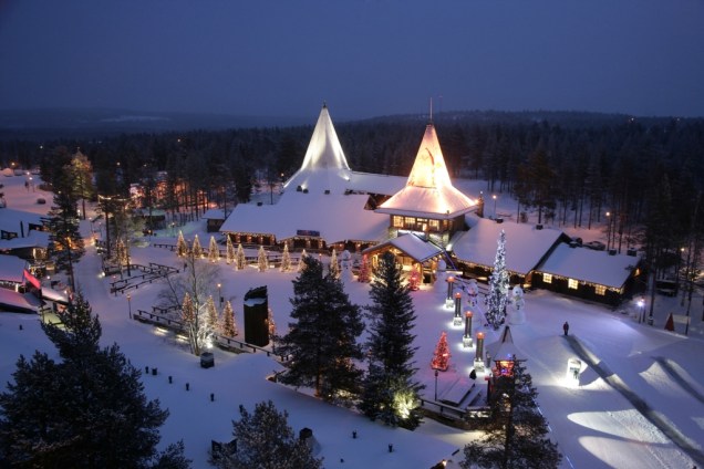 Rovaniemi, junto ao Círculo Polar Ártico, tem a sua própria vila do Papai Noel, com oficinas de brinquedos, várias lojas (claro!) e um cantinho para você tirar uma foto com o bom velhinho