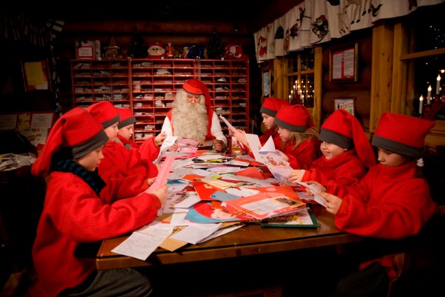 Dezenas de milhares de crianças de todo o mundo costumam enviar cartas para o Papai Noel e Rovaniemi, na Finlândia, é um dos endereços mais populares. Canadá e "Pólo Norte" são outros destinos populares, mas, no Brasil, a maioria das cartas é recebida pelos próprios Correios e voluntários tentam enviar o maior número possível de respostas