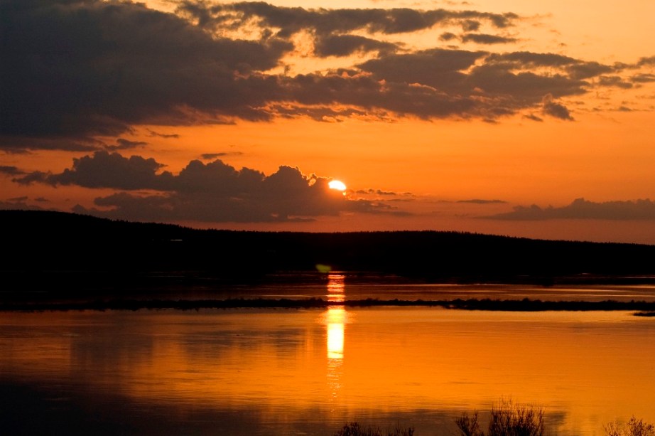 O Círculo Polar Ártico cruza os territórios de Islândia, Noruega, Suécia e Finlândia. Nas regiões ao norte dessa latitude ocorre o fenômeno do sol da meia noite, quando o sol não se põe durante os meses de verão. Ele ameaça cair no horizonte, mas logo volta a subir, num vai e vem entorpecedor. Já no inverno ocorre  o oposto, com uma noite permanente que dura mais de 180 dias. Rovaniemi, na Lapônia, é uma das regiões onde se pode presenciar o fenômeno