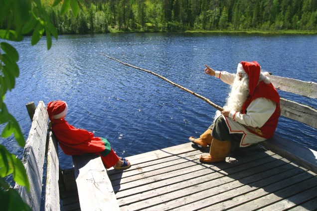 O que o Papai Noel faz no verão europeu? Ele vai pescar em um dos milhares de lagos da Finlândia com seus elfos assistentes. O problema deve ser o baita calor de suas roupas