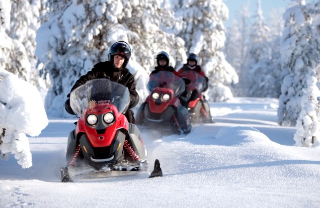 Expedições em snowmobile são uma ótima alternativa de lazer para jovens que não estão muito interessados no Papai Noel. Um misto de moto com jet-ski, é diversão na certa