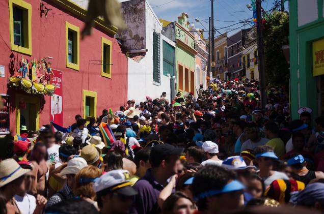 Durante o Carnaval, os Quatro Cantos - uma famosa esquina em um cruzamento no centro histórico de Olinda (PE) fica assim: lotado de foliões