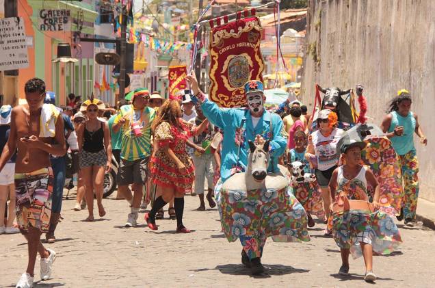 Foliões curtem o Carnaval de 2014 na rua do Amparo, uma das mais famosas do Centro Histórico de Olinda (PE)