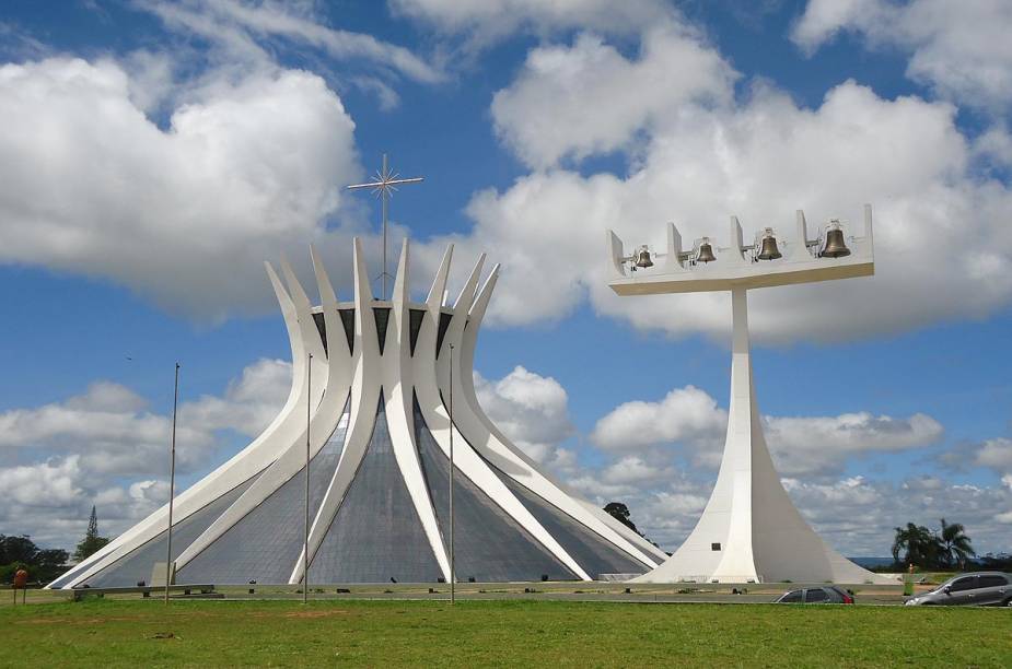 O campanário da igreja também tem formas modernas e abriga quatro sinos
