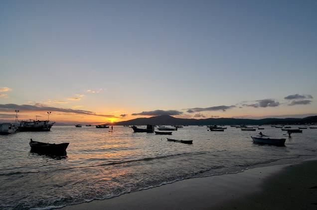 A bonita enseada do Canto Grande tem dois trechos ao pé do morro: Mar de Fora e Mar de Dentro A bonita enseada do Canto Grande tem dois trechos ao pé do morro: Mar de Fora e Mar de Dentro
