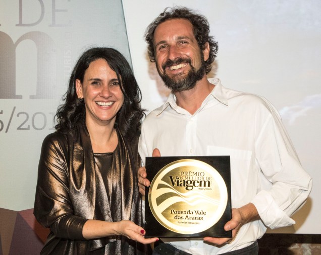 Como último prêmio da noite, o proprietário da Pousada Vale das Araras, Richard Macedo Avolio, recebeu o prêmio de Inovação das mãos da diretora de redação da Viagem e Turismo, Angélica Santa Cruz