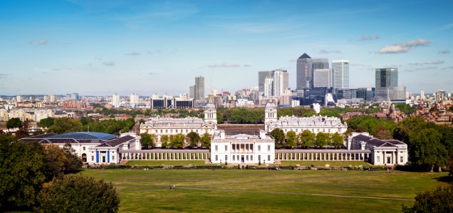 Museu Naval de Greenwich, com os edifícios do distrito financeiro de Canary Wharf ao fundo Museu Naval de Greenwich, com os edifícios do distrito financeiro de Canary Wharf ao fundo