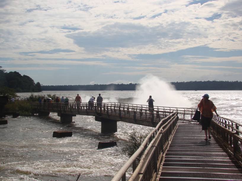 Do lado argentino, a passarela sobre o rio permite observar as cataratas por cima