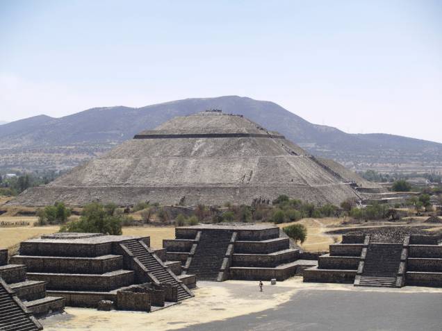 É possível subir até o topo da pirâmide para admirar as outras construções do sítio arqueológico de Teotihuacán e as belas montanhas em volta. A escada que leva até o alto tinha 260 degraus (hoje tem apenas 238), número que tem relação com o calendário teotihuacano